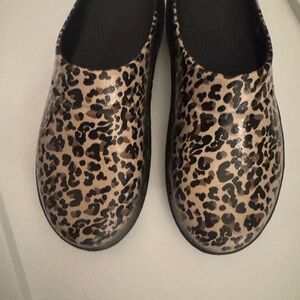 OOFOS Black and Tan Mules Slip-On Comfort